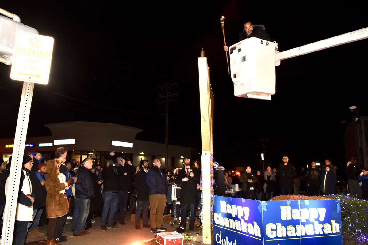 ANTHONYDESPO's tweet image. Joined hundreds of #NY04 neighbors in the #FiveTowns for the first evening of #Hanukkah.  

Great to be with Rabbi Tenenboim &amp;amp; @Chabad of #HewlettNY to celebrate the #FestivalOfLights and pray for a holiday season of good health, peace and love.