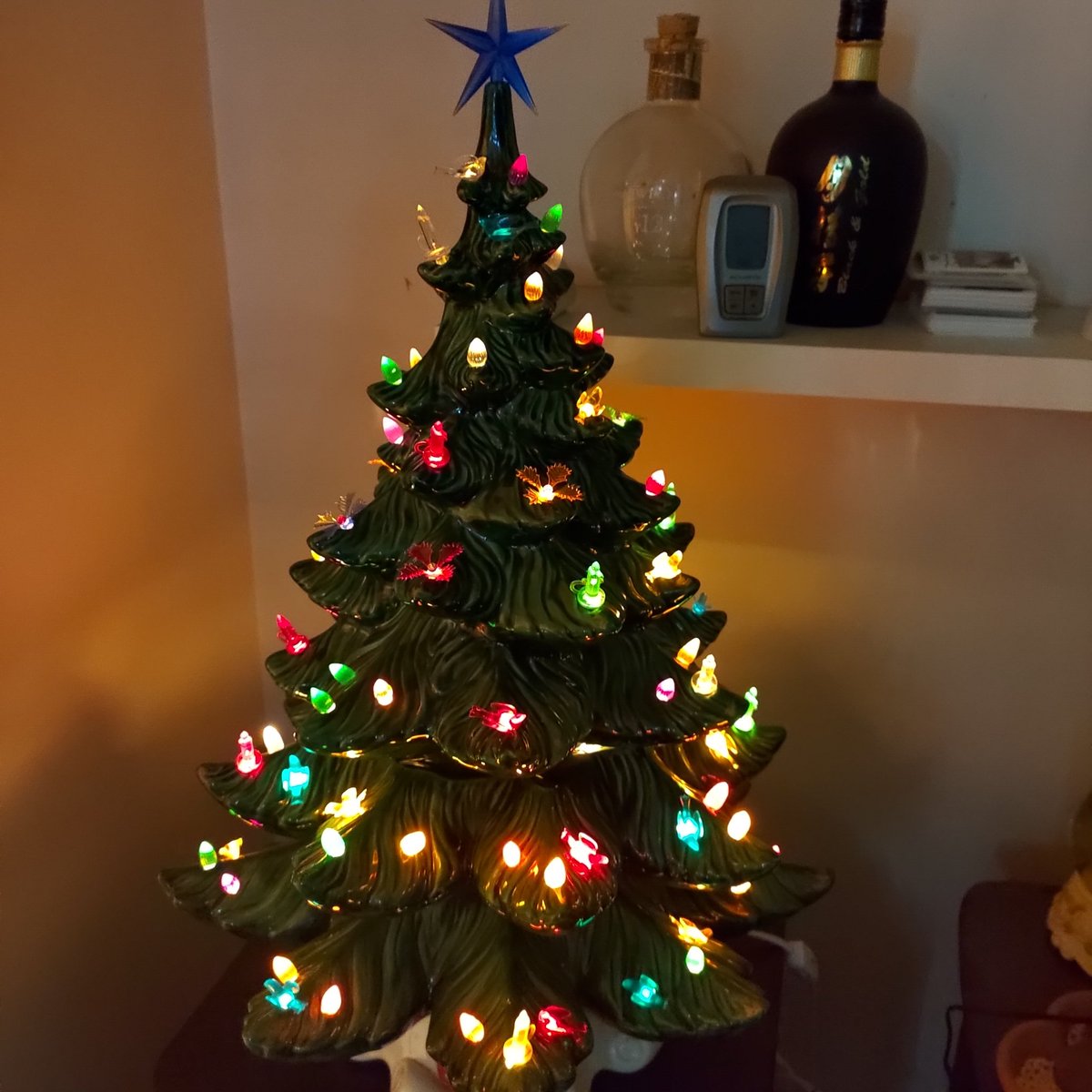 PunkAssUnionCat's tweet photo. @HillbillyHighl1 @NYJaneLane It's up.

Thinking of my Mom - she's looking down and smiling 🎄 https://t.co/lo9QWlc80v