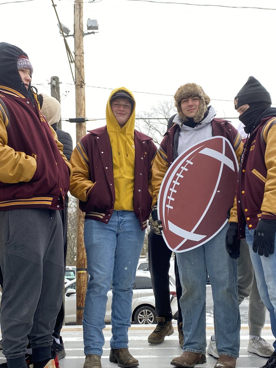 Wilcox_Kayden52's tweet photo. Parade of Champions #d5statechampions https://t.co/2mWUa1RshP
