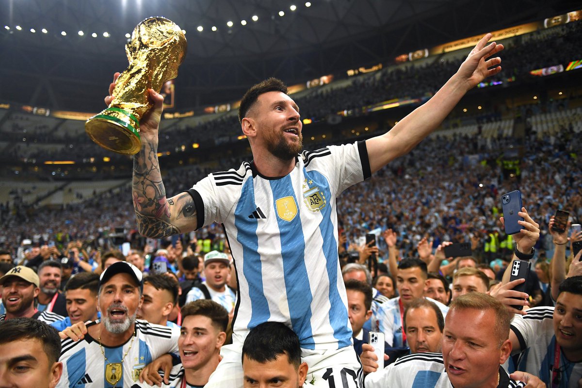 tpwkhabit28's tweet photo. En este mundial la ley de atracción, las brujas, las coincidencias, sentarse en el mismo lugar, usar la misma ropa, el muchaaachooos, escuchen corran la bola, abuela la la la, por fin ya ganamos la tercera VAMOS ARGNTINA https://t.co/HkDIpz5KGZ