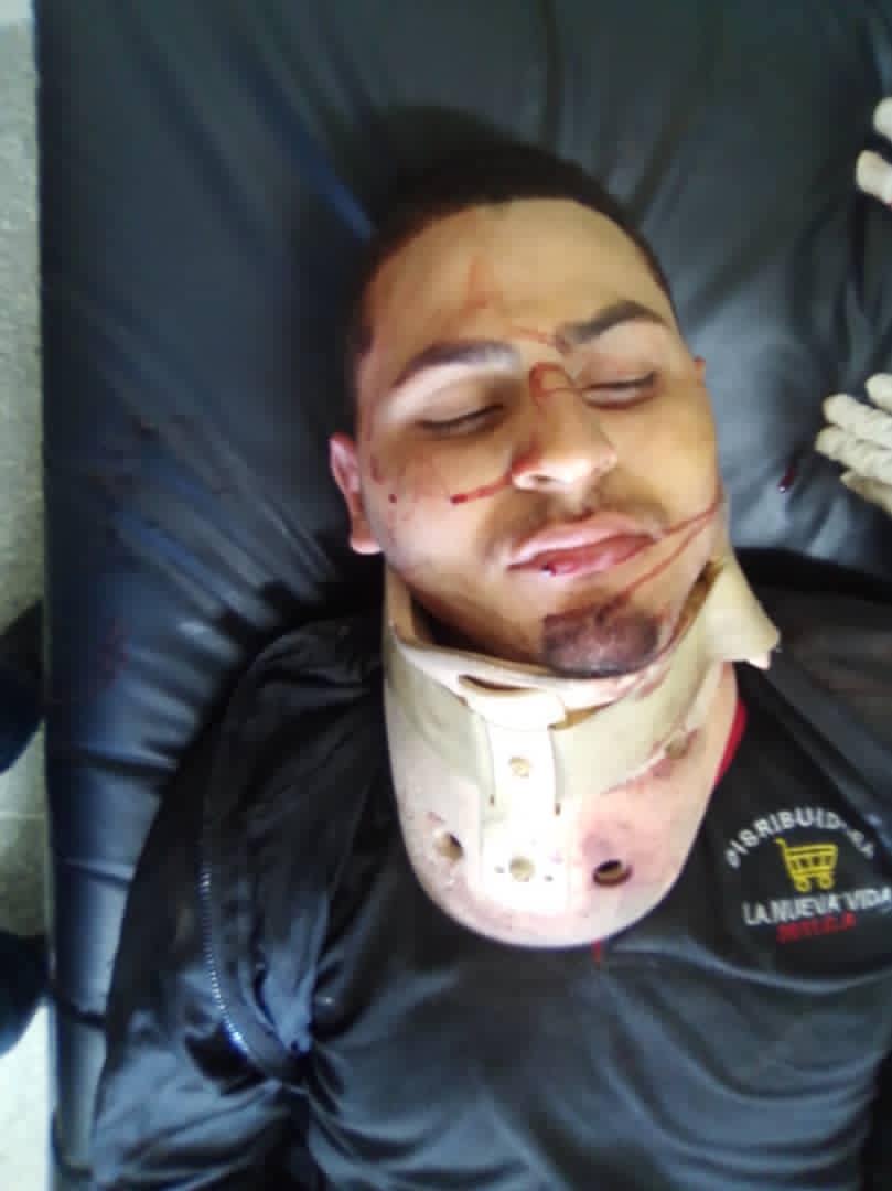 "A este chico lo consiguieron en la carretera vieja caracas los Teques,  esta en el sefar  de las adjuntas  a la salida del  metro  , quien llo conozca avisar  a su familia" (información vía Whatsapp) difundir 🙏🙏🙏🙏