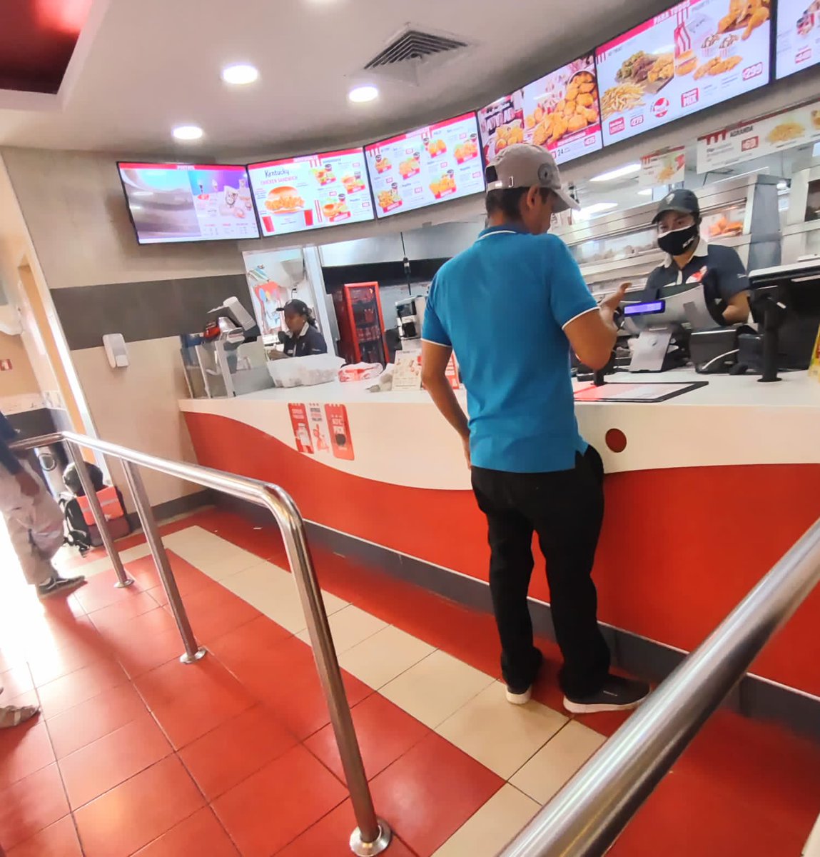 ElsolPubli's tweet photo. Uno que es fanático del pollo @KFCchile en #Acapulco  Av. Cuauhtémoc hoy decepcionado, pésima atención, el pollo ya es paloma, caro y sucias sus instalaciones, última vez que le compramos, ahí les dejó el ticket. 👎 https://t.co/HpO5qe7VZm
