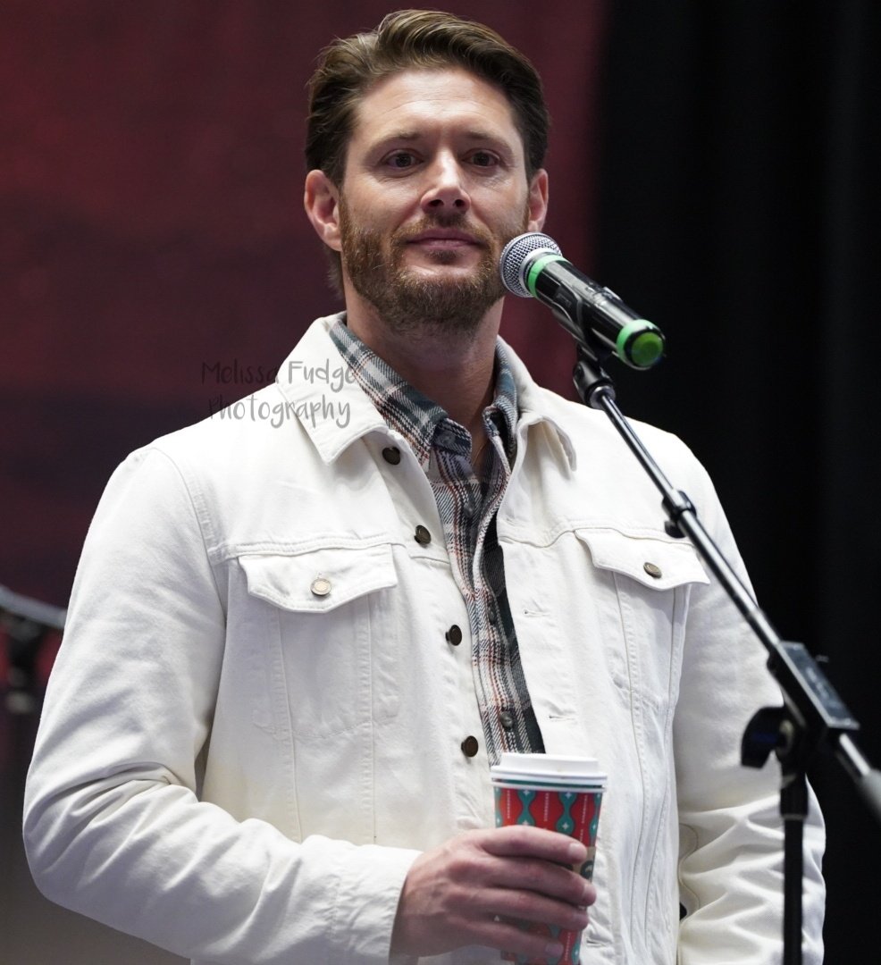 BrandyTomlin143's tweet photo. Good evening everyone! Heres my pic of Our beautiful (very #Beau styled) #JensenAckles and his #SuperFloof @MrStrayWally!!! Still trying to get to where I can look at those eyes without looking down and blushing like crazy! Wish me luck guys! 47 more days til #DallasCon!!! https://t.co/kU7ItpYKYu