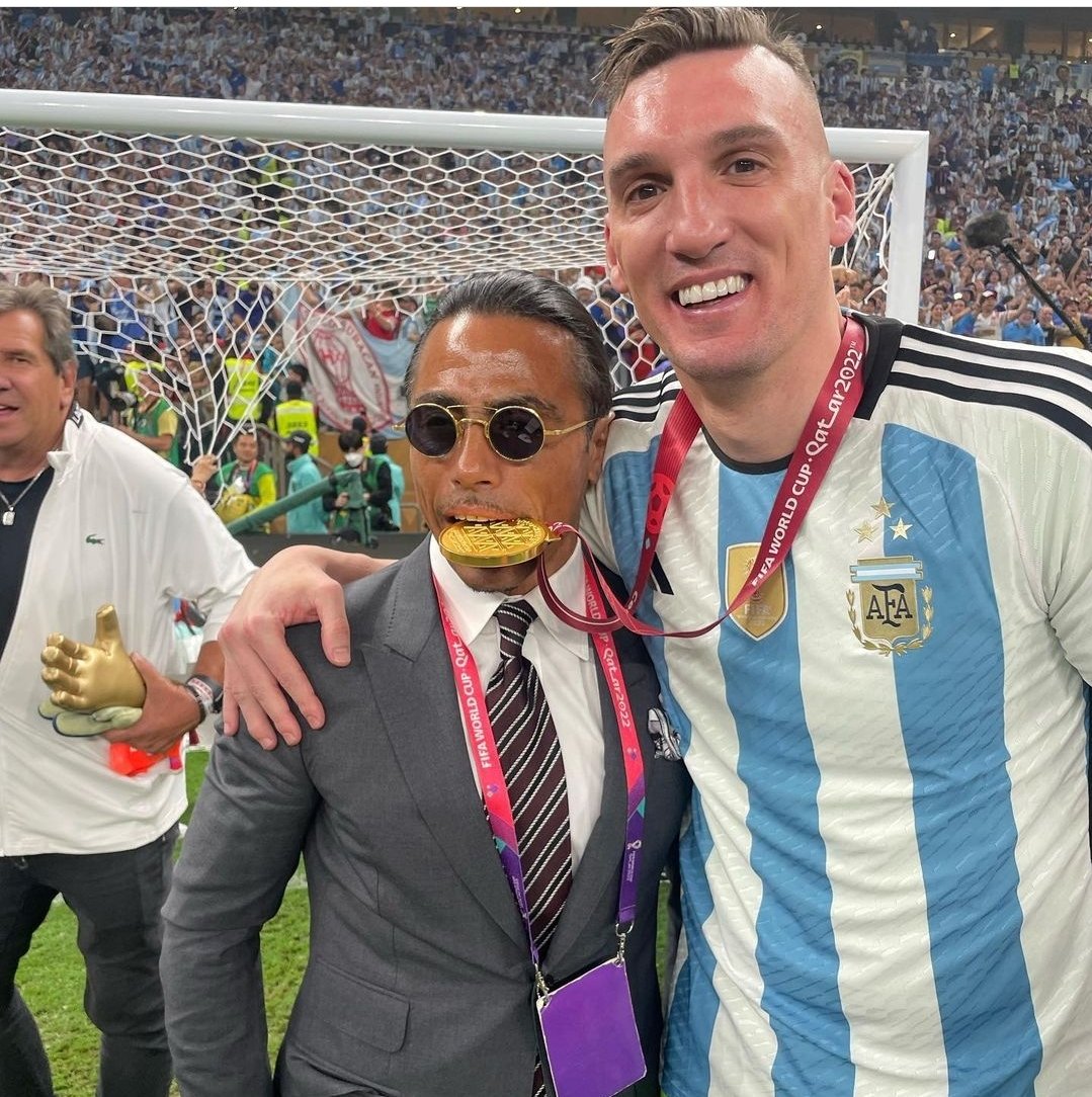 Fcking absurd. Who let Saltbae out on the pitch? Saw a bunch of photos of him HOLDING the World Cup trophy, and even a picture of him biting on a medal. Atleast Messi knew not to give that guy trying to make THEIR moment about HIM any attention. Desperately grabbing Messi