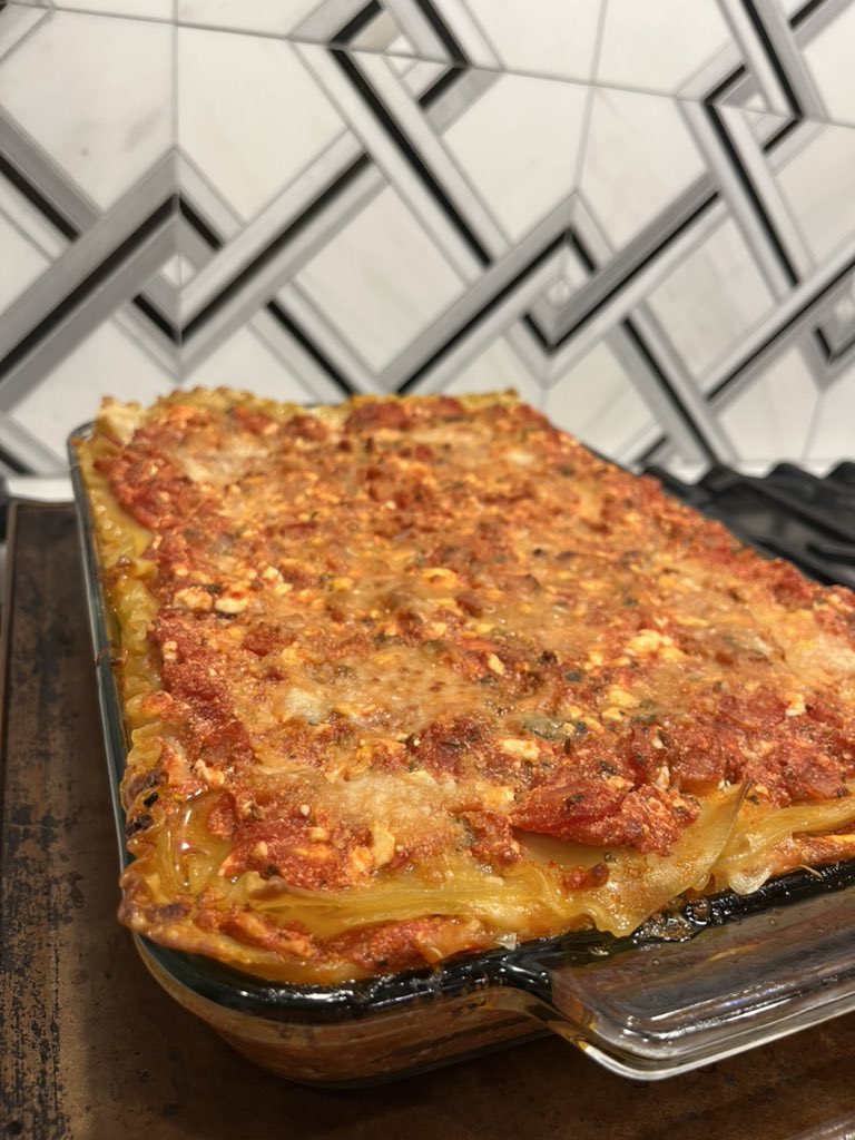 HerrPath's tweet photo. Sunday lasagna. Family recipes abound. And 🎄🎅🏻❄️ 🎶 of course.  #PathTwitter do you prefer the corner or the center? #crispy #FamilyAffair #friendswhoarefamily @TheEMPanda https://t.co/d1Bc3I51fC