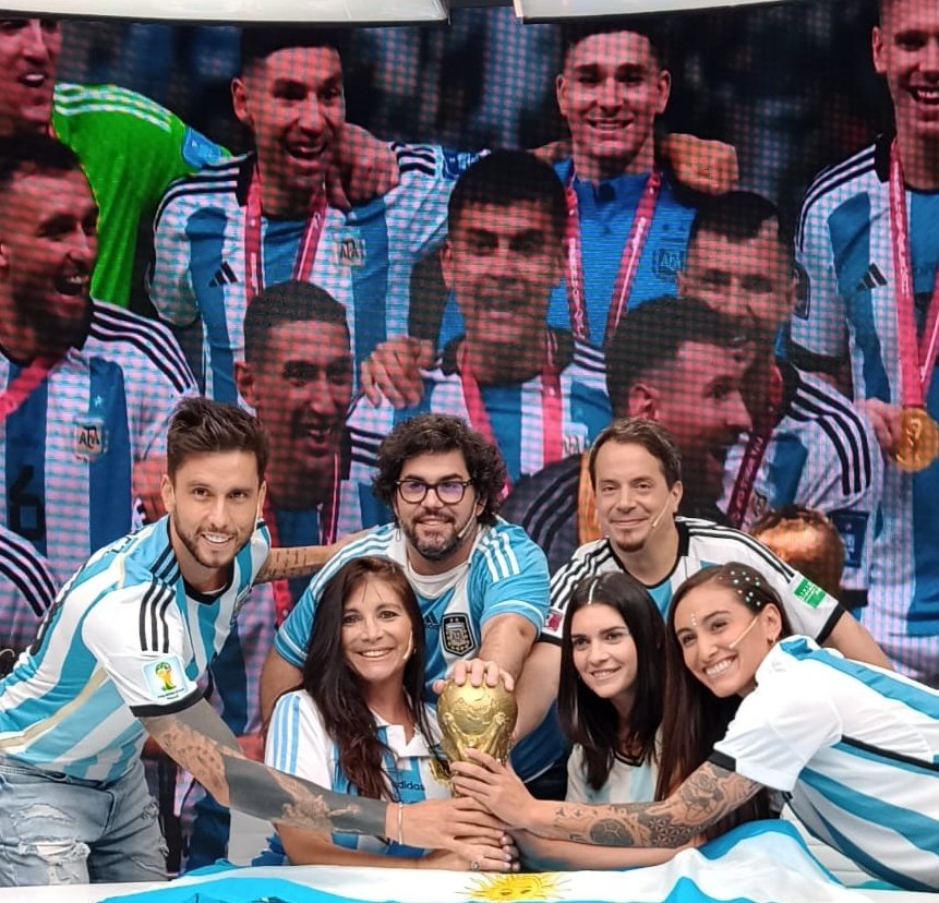 viviana_vila's tweet photo. Gracias @canaldeportv por ser un hermoso lugar de trabajo. Profesional, amoroso, libre y respetuoso.Gracias a mis compañeros de #CodigoCatar. Hemos sido afortunados por hacer un enorme programa de tv. Gracias @fedeyanez @ricky11alvarez @LuaM_Florencia @HernanJCVillar
@barbiroskin https://t.co/mRMbPNiztE