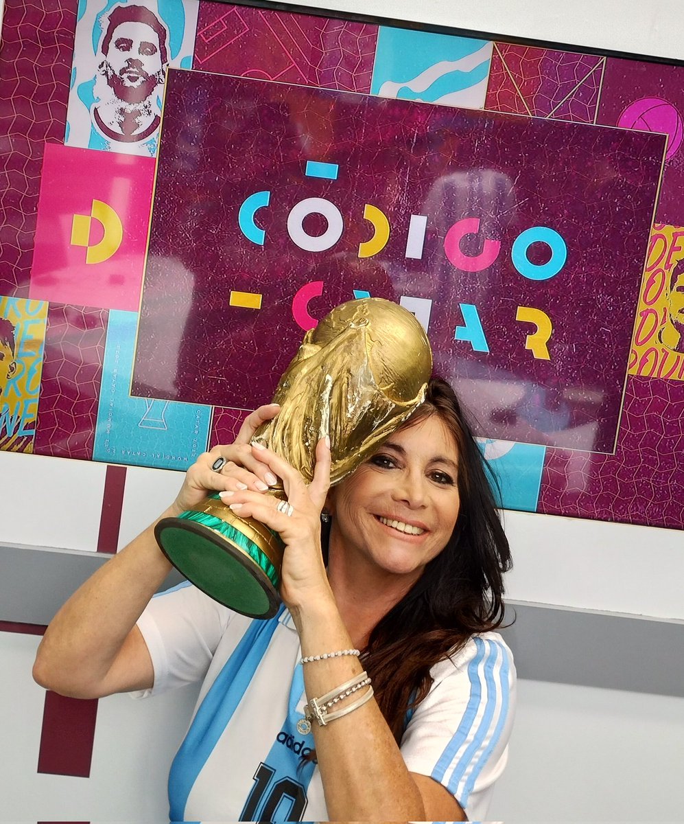 viviana_vila's tweet photo. Gracias @canaldeportv por ser un hermoso lugar de trabajo. Profesional, amoroso, libre y respetuoso.Gracias a mis compañeros de #CodigoCatar. Hemos sido afortunados por hacer un enorme programa de tv. Gracias @fedeyanez @ricky11alvarez @LuaM_Florencia @HernanJCVillar
@barbiroskin https://t.co/mRMbPNiztE
