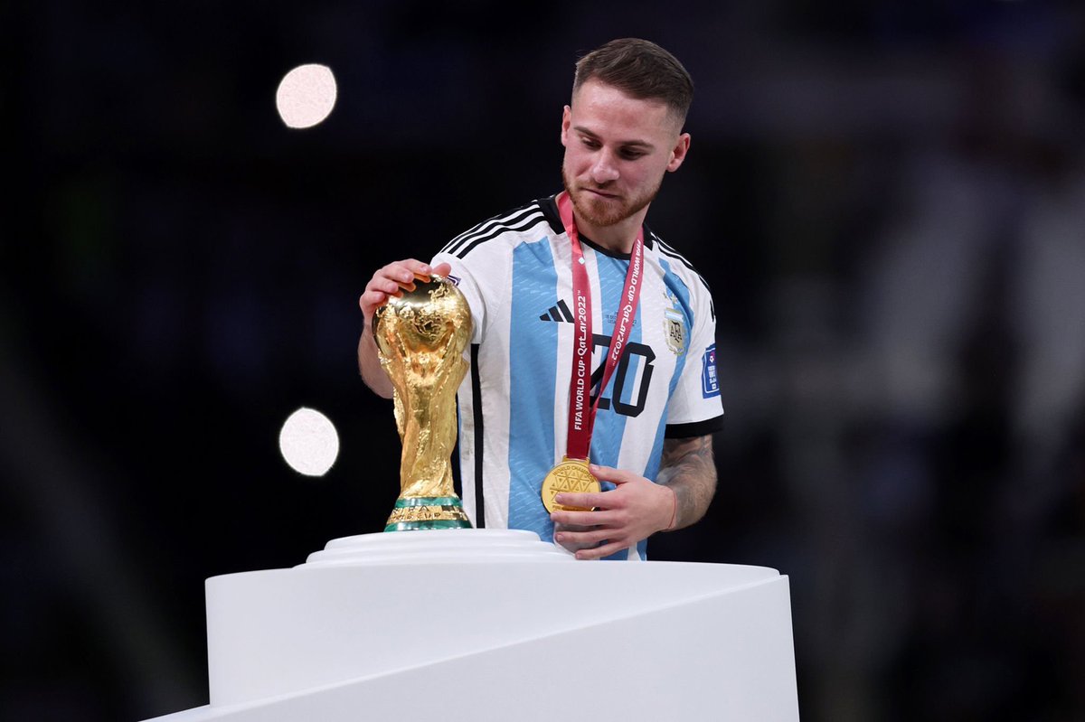 frabigol's tweet photo. El partido de Alexis Mac Allister es para mostrarlo en todas las escuelitas de fútbol, hizo absolutamente todo bien, corrió, gambeteo, recuperó pelotas, metió una asistencia, hizo TODO.

Digno merecedor de la 10 de Messi cuando se retire. Pedazo de crack. https://t.co/kHlPj9x8Oj