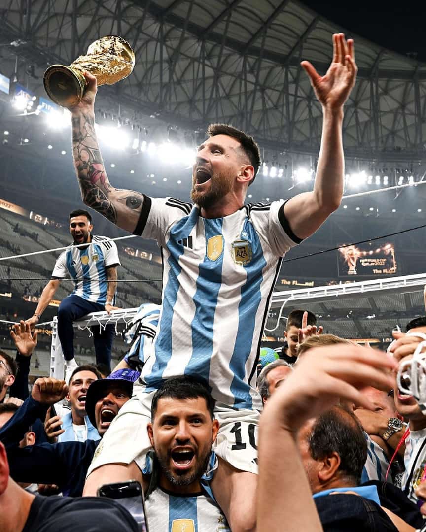 Asagirsalsag's tweet photo. Campeones 🏆🏆🏆#fifaworldcup #messi #debateisover #FIFAWorldCup #WorldCupFinal #ArgentinaVsFrance https://t.co/jTuJnkiRvE