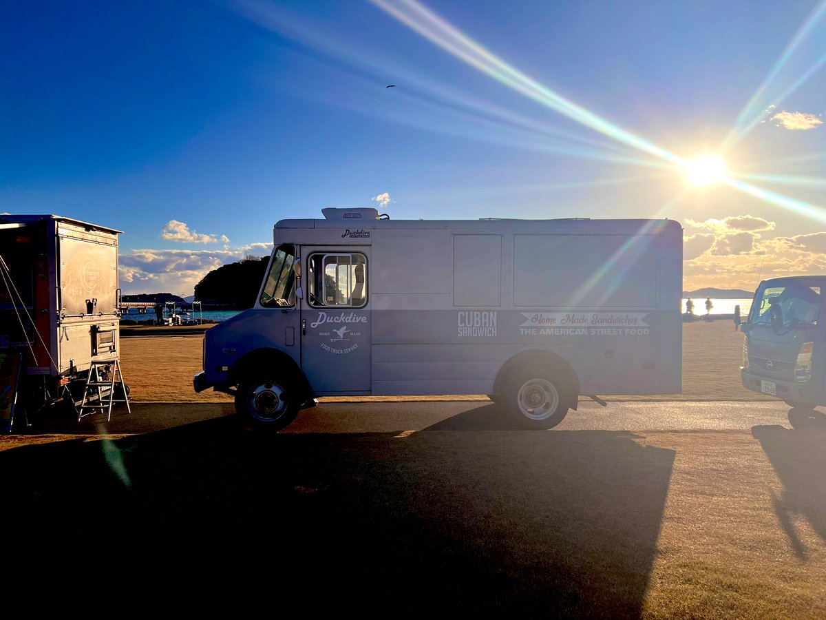 duck_dive623's tweet photo. 昨日で2022年　フードトラック納めでした🚐🇺🇸
今年もあちこち色んな所へ行けた〜
来年は目指せ東京😎
#フードトラック
#キューバサンド 
#キッチンカー
#アメ車
#chevy
#stepvan
#p30 https://t.co/fJCQnN4VIv