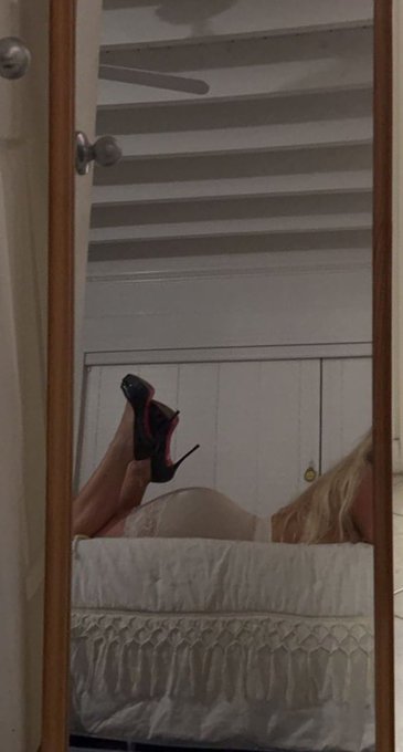 pretty trouble https://t.co/SHBFzcuH45<a href="/tag/toes"class="tags"><span>#toes</span></a>