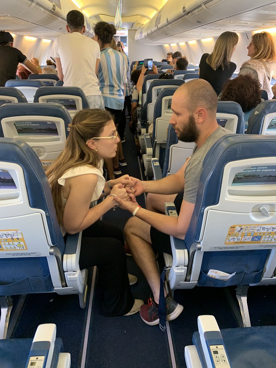 jessydelviento's tweet photo. Quiero que alguien me mire cómo esta pareja se mira durante los penales 💙🤍💙

#laparejadelavion #FinalCopaDelMundo #ArgentinaVsFrance #ArgentinaCampeonDelMundo  #argentinacampeonmundial https://t.co/Gtz2ww9FmB