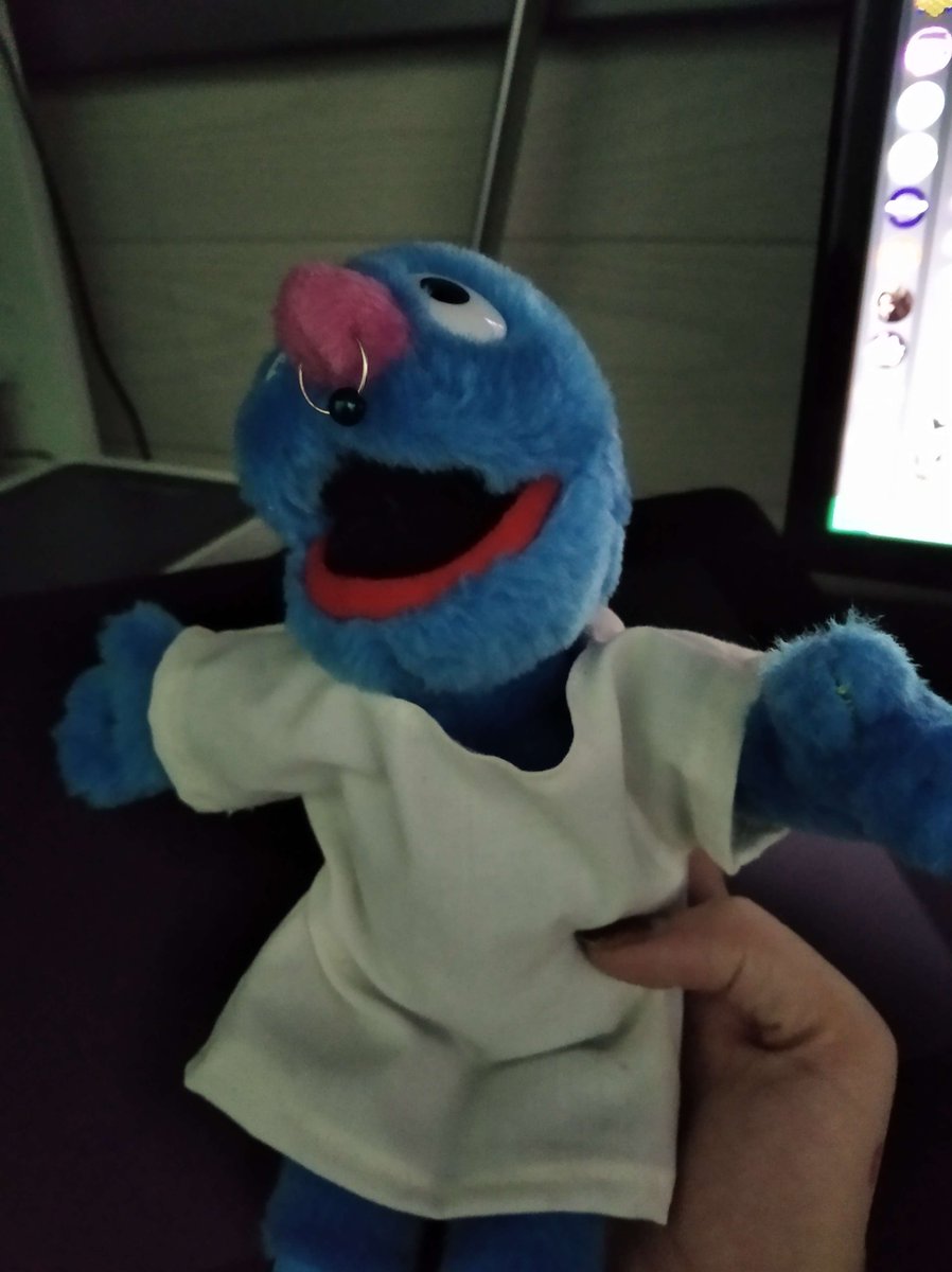 bigcabez0's tweet image. Hoy me han regalado el mejor peluche de mi vida:
(Soy yo que dicen que pongo la voz de Coco en mi trabajo cuando interpreto a un personaje de psiquiátrico)