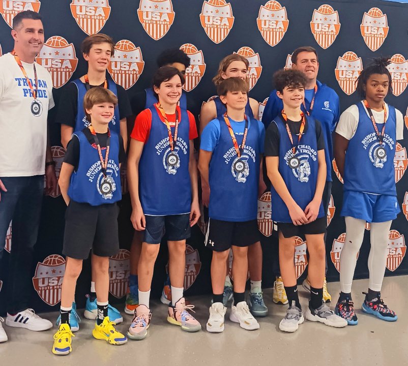 ZavierLloyd1's tweet photo. My team and I won our Fall League Championship game! Can’t wait to be back in January. @@indyhoopsnews @indyheatgymrats @IndianaElite @BishopChatardHS https://t.co/EGmEFt0oe4