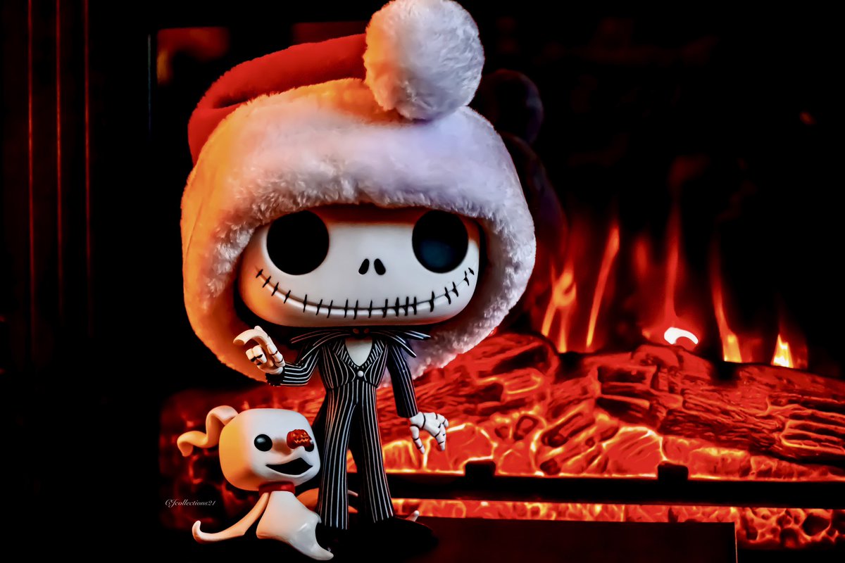 cjcollections21's tweet photo. December 18 of the #FunkoPhotoADayChallenge  #cozy 
Jack and Zero cozying up to the fire. 

#Funko #FunkoPOP #nightmarebeforechristmas #christmas @OriginalFunko @brianmariotti https://t.co/D8b5y8m0Xk