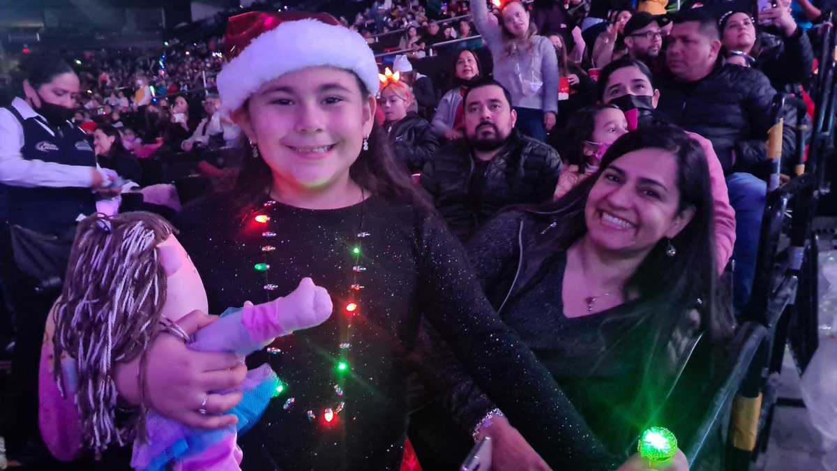 Recibe <a href="/TatianaPalacios/">Tatiana</a> un reconocimiento por ser la 1a Artísta en presentarse por 21 veces en la <a href="/ArenaMtyOficial/">Arena Monterrey</a> en sus 19 años de su creación de manos del VP de Medios. <a href="/danteguillen/">Dante Guillén</a>

#Tatiana
#Show
#Navidad
#ArenaMonterrey