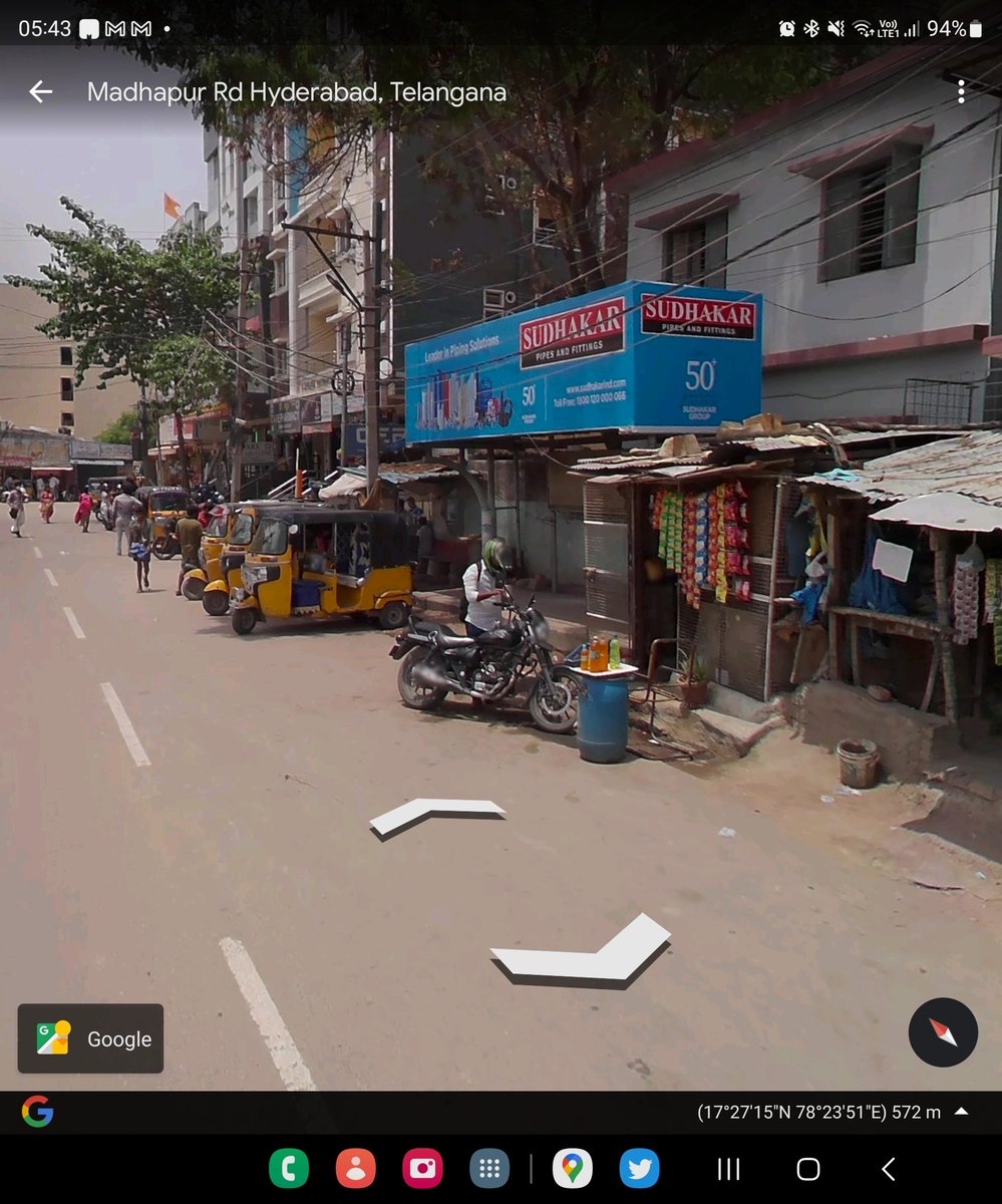 ananth_03's tweet photo. Dear @CYBTRAFFIC and @GHMCOnline Encroachments, Auto stand &amp; Open trash dumping at this critical zone has made it daily hell for commuters as well as the traffic constables trying frantically to clear traffic there. Pls find a permanent solution. #hyderabadtraffic #Hyderabad https://t.co/95EPxTRgWr