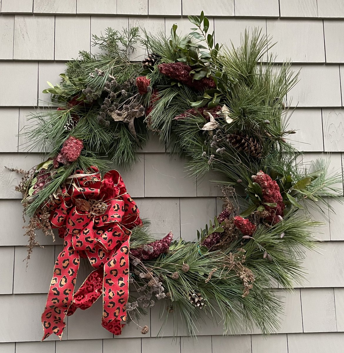 GrowWildIdeas's tweet photo. Not much blooming here in chilly New England for today’s Sunday #FlowerReport so here’s the wreath I made using native plants gathered from my gardens for a bit of holiday cheer! #Yule #holidaydecor #PlantNativePlants https://t.co/jFy5GRC7KV