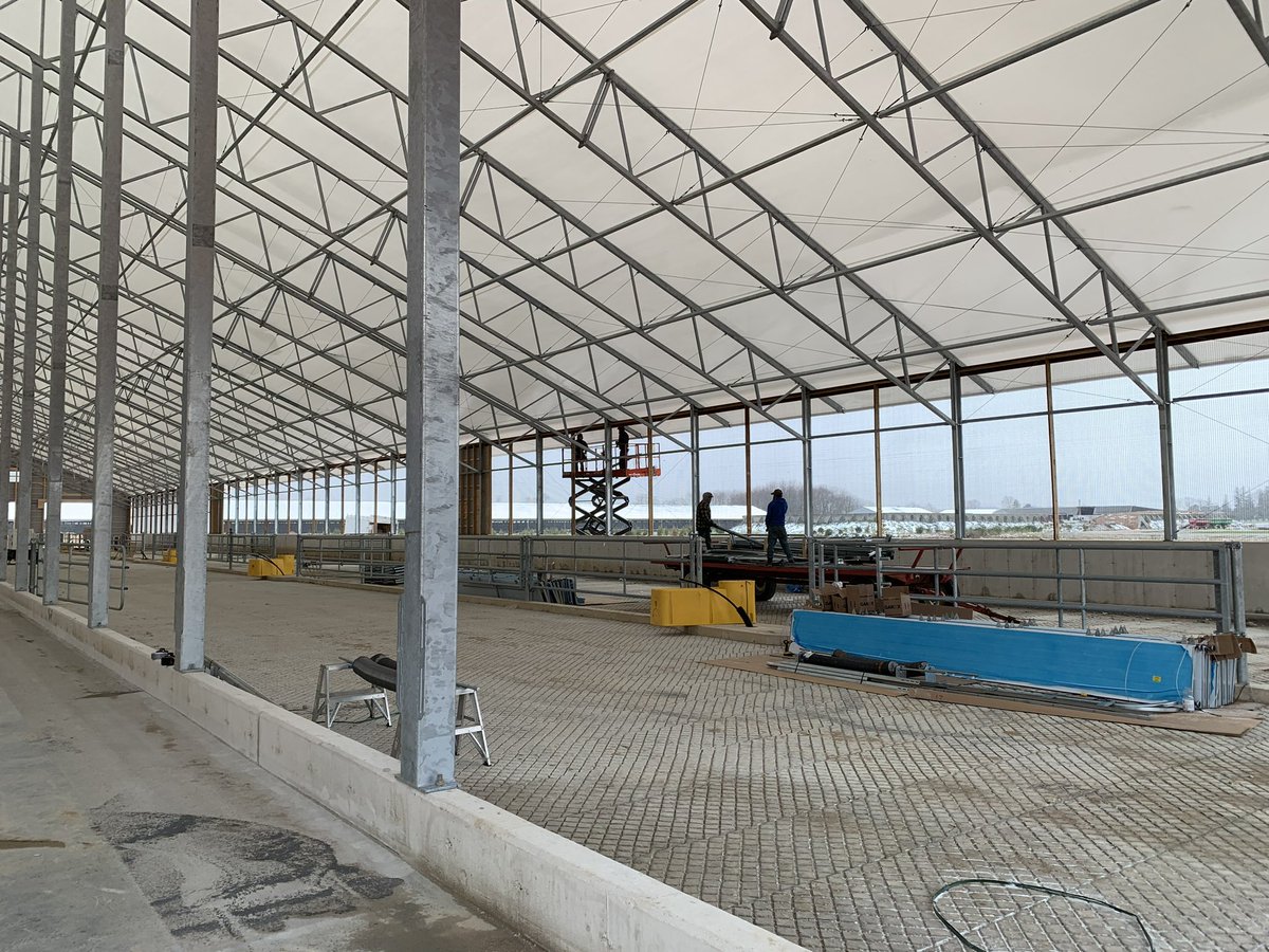 WeCover_Steel's tweet photo. Thanks to @KenSchaus for these progress pictures of a beef barn going up in Walkerton, Ontario! #WeCover https://t.co/vARXw91bjg