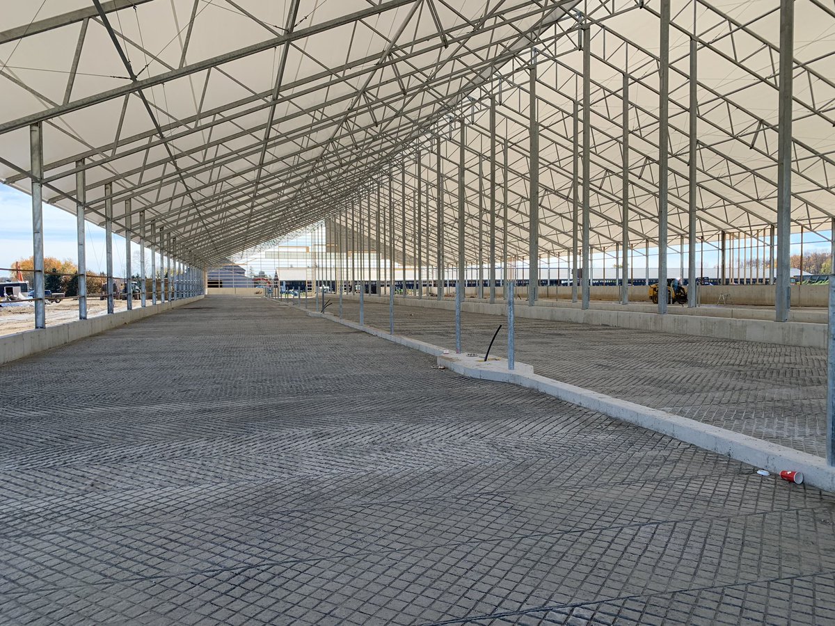 WeCover_Steel's tweet photo. Thanks to @KenSchaus for these progress pictures of a beef barn going up in Walkerton, Ontario! #WeCover https://t.co/vARXw91bjg