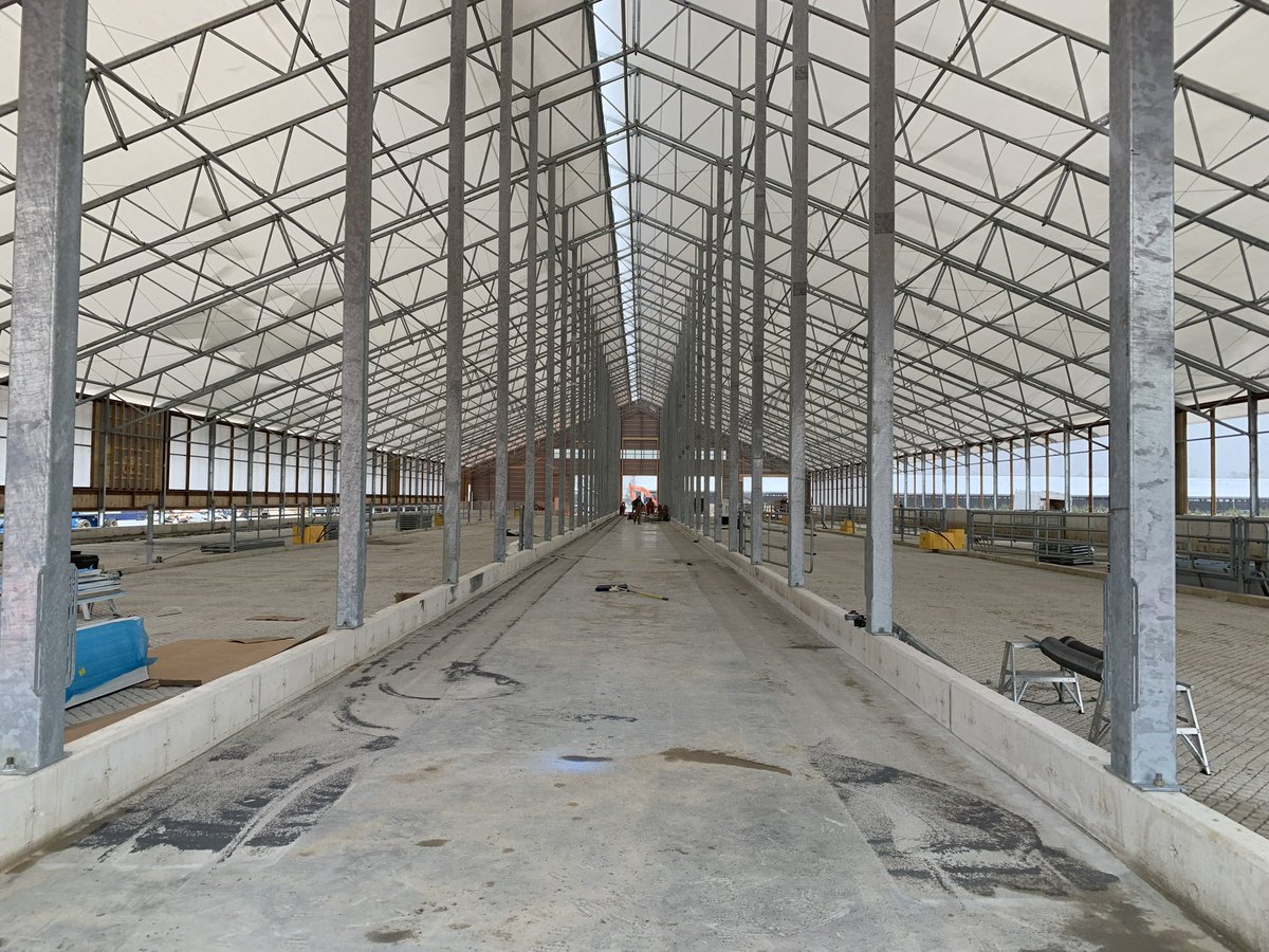 WeCover_Steel's tweet photo. Thanks to @KenSchaus for these progress pictures of a beef barn going up in Walkerton, Ontario! #WeCover https://t.co/vARXw91bjg