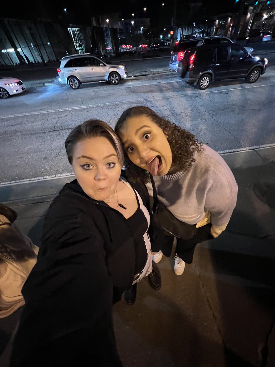 miaoldacre's tweet photo. freezing our asses off for you reneé https://t.co/MyQLtMtM3R