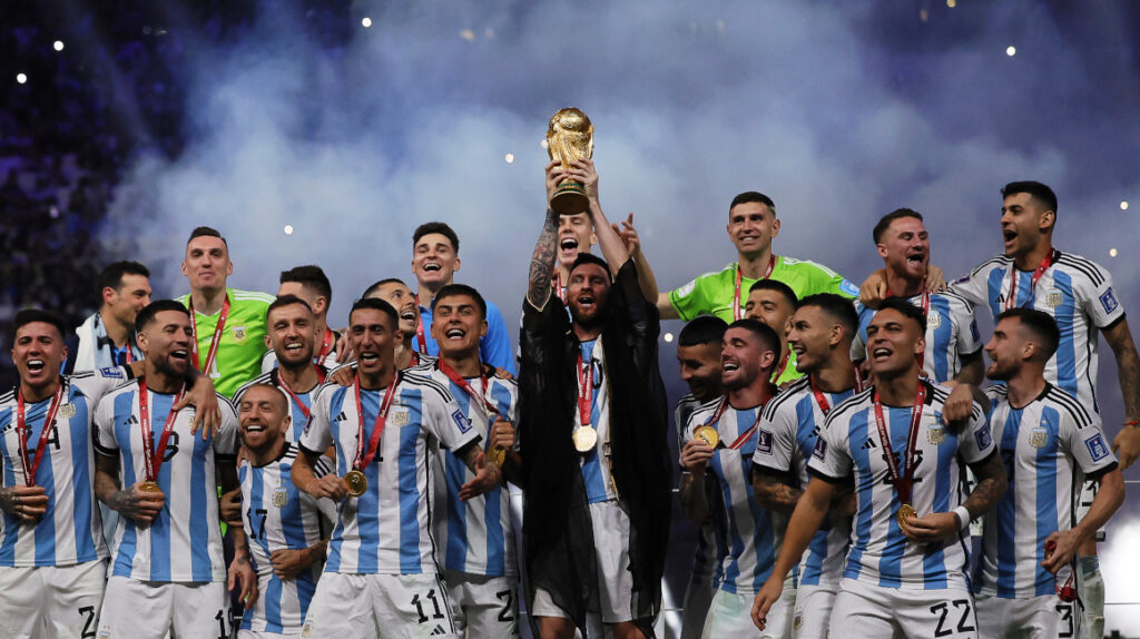 GustavoKuffner's tweet photo. Gracias a todos. Gracias a esta selección maravillosa que quedará en la historia 🇦🇷❤️, para siempre.
No puedo explicarles lo que significa relatar a tu País campeón del Mundo.
Si...somos Campeones del Mundo, carajo. 
Gracias a uds. Nos lo merecemos.
Soy extremadamente feliz ❤️🇦🇷 https://t.co/KdZhQao1tZ