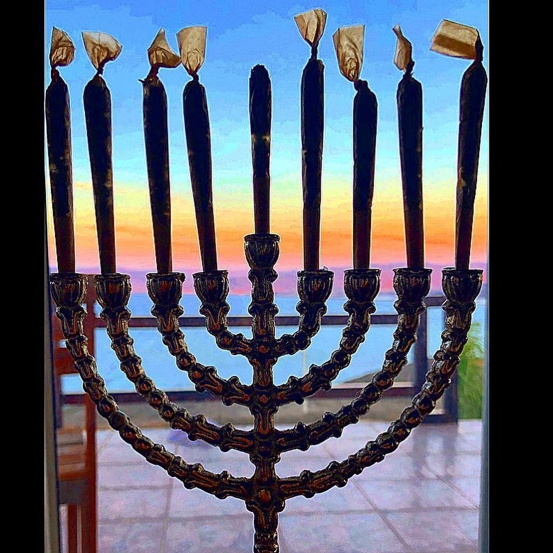 There's the best possible way to celebrate a #happyhanukkah 

📸 : @highlydevoted