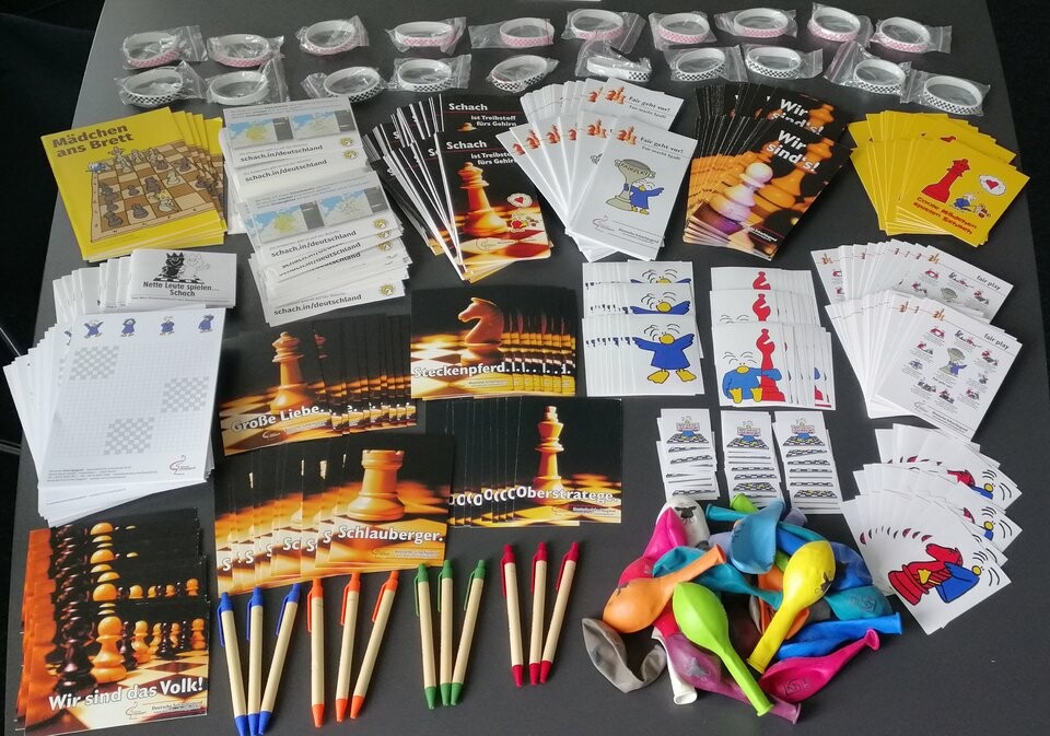 Schachjugend's tweet photo. Seit heute ist unser Onlineshop unter https://t.co/4Ougw757Ej erreichbar - hier gibt es Plakate, Postkarten, Chessy-Merchandise und kostenlose Werbematerialien für Schachvereine! https://t.co/rBoFpLS3wy