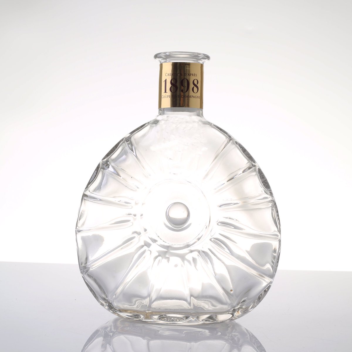 JasminePackage_'s tweet photo. 750ml custom empty flat Napoleon remy martin XO clear brandy liquor glass bottle https://t.co/mTWF6o4TQJ