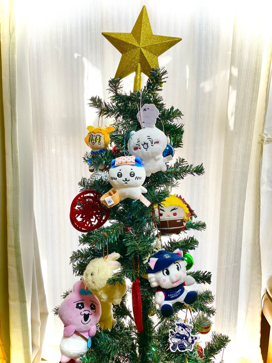家族全員の推しボールチェーンぬいをクリスマスツリーにぶらさげたら何がなんだかわからなくなってしまった…