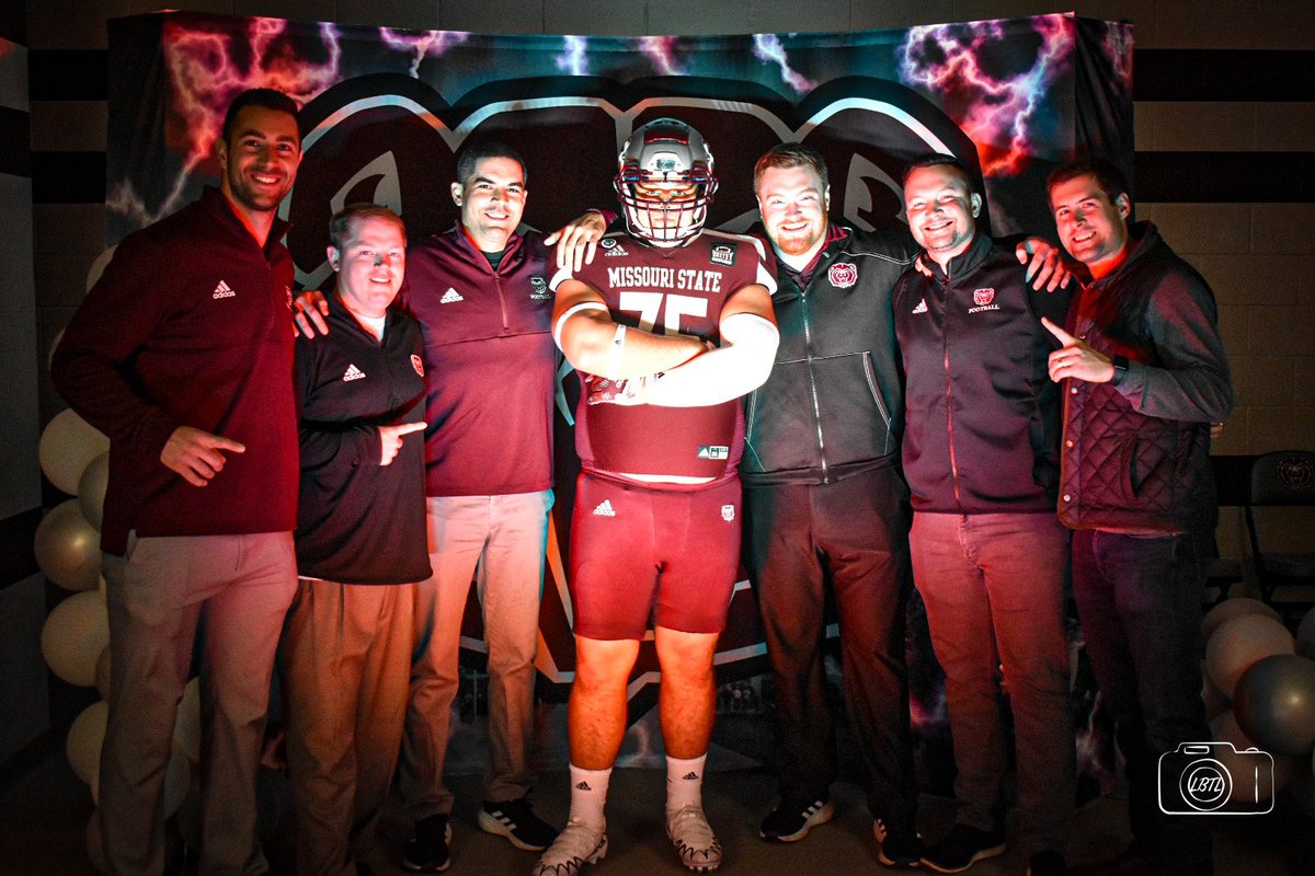 RumseyJax's tweet photo. After a great official visit, blessed to receive a full D1 scholarship offer to Missouri State🙏

Ready to work!!! #WakeTheBears

COMMITTED🐻💯

@Ry_Beard @Coach_Halpin @CoachLDScott @RonnieFouch @Lynn_BearsDFO 
@moorelion_fb @OklahomanSports @JamesDJackson15 @jonkfreeman https://t.co/SBEiES2M1r