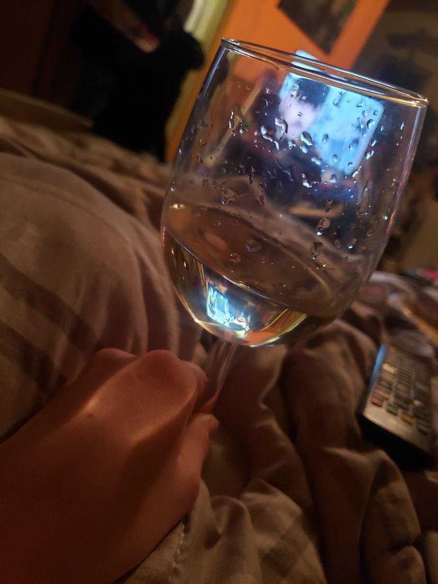 CatNipEvrgreen's tweet photo. Tonight's sips and painting. @IGTWine ft a very tasteful Moscato https://t.co/W248s1fDgy