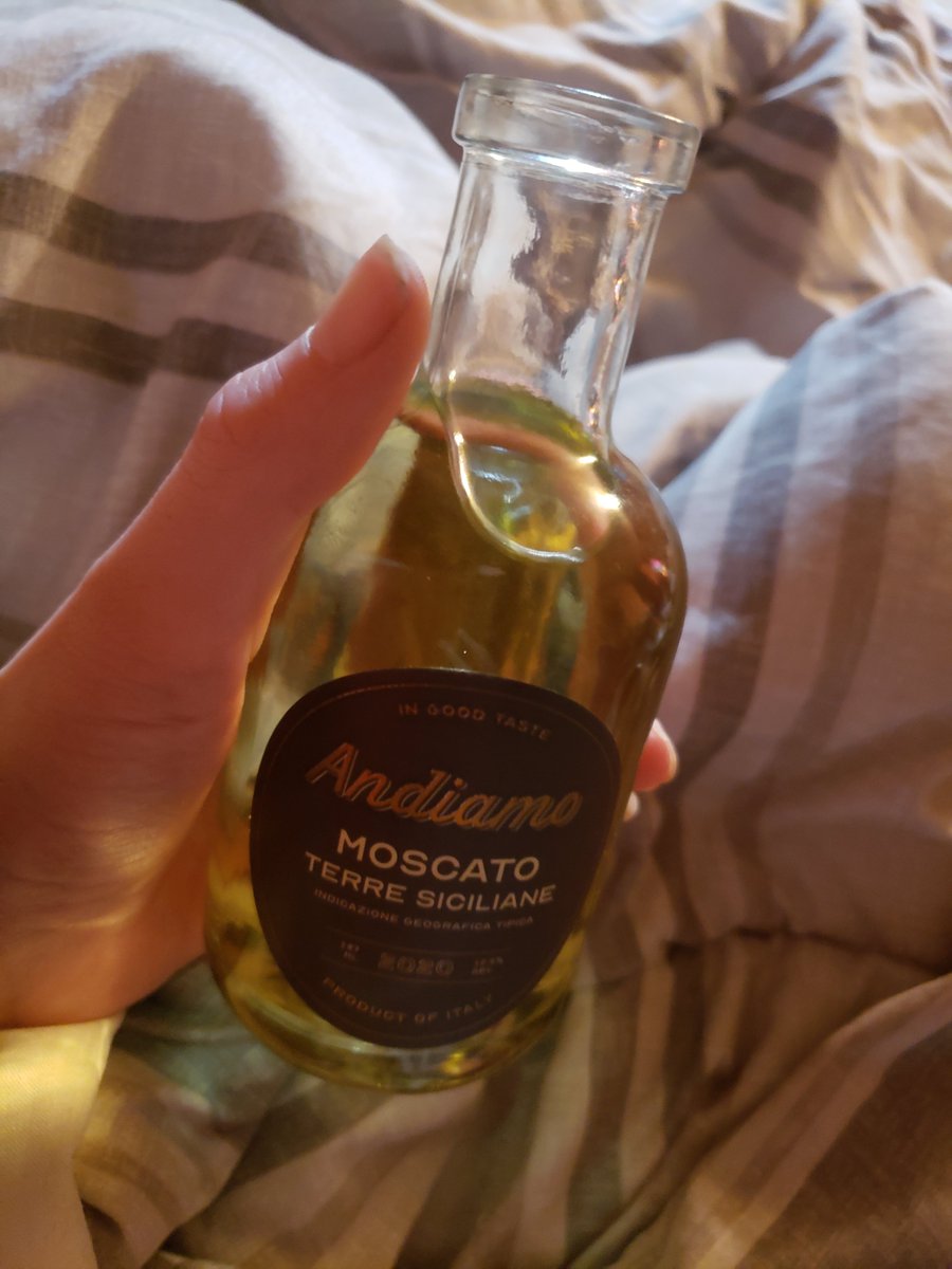 CatNipEvrgreen's tweet photo. Tonight's sips and painting. @IGTWine ft a very tasteful Moscato https://t.co/W248s1fDgy