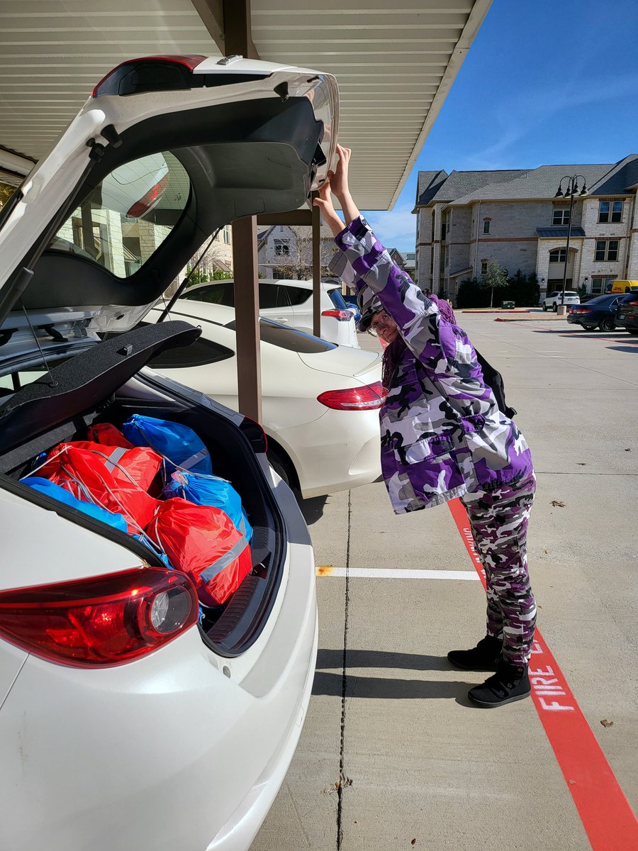 TheCommunityHe1's tweet photo. The CHI is BACK!!! We just gave out about 35 Community Care Packages to those in need in Dallas!! Thanks to @RoseCostumes for the masks and @BOMBAS for the socks just in time for the cold weather!! We should be back to monthly missions to help those like we met today! https://t.co/4lpjQzUKhl