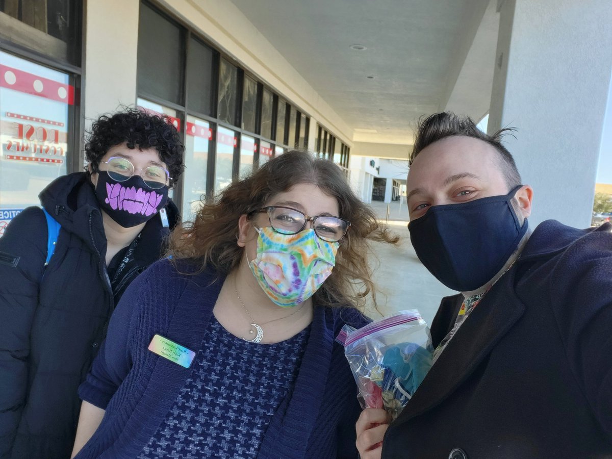 TheCommunityHe1's tweet photo. The CHI is BACK!!! We just gave out about 35 Community Care Packages to those in need in Dallas!! Thanks to @RoseCostumes for the masks and @BOMBAS for the socks just in time for the cold weather!! We should be back to monthly missions to help those like we met today! https://t.co/4lpjQzUKhl