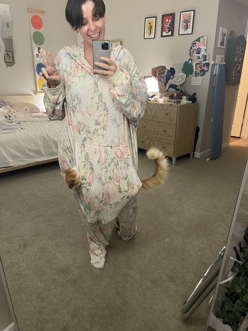 I do the most unhinged shit with my cats when I&rsquo;m home alone https://t.co/VvHMN9BkjI