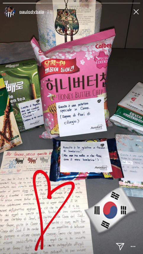 LiryOnni's tweet photo. Agradecida con Paulo Dybala, de casualidad vi esta entrevista que habla sobre el racismo, no solo del black lives mater, sino también del asian hate. 

También una vez había compartido la foto de unos snacks y cartas que le regalaron sus fans coreanos 🥰

https://t.co/FSbhEkDgKE https://t.co/YzfEYpugVu