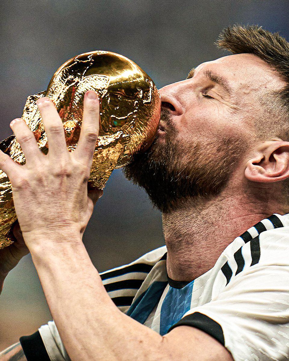 MESSI

ES

CAMPEÓN

DEL

MUNDO.