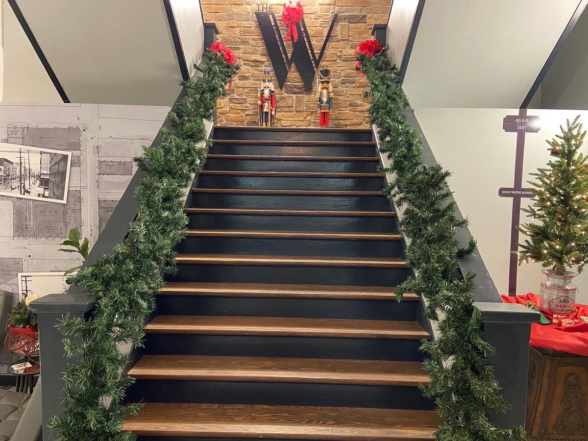 thewonbroadway's tweet photo. We are ready for Christmas at The W 🎄🎅🏼 It’s getting cold, and snow is in the forecast. Oh what fun in Paducah! https://t.co/ckA2Oe66mz