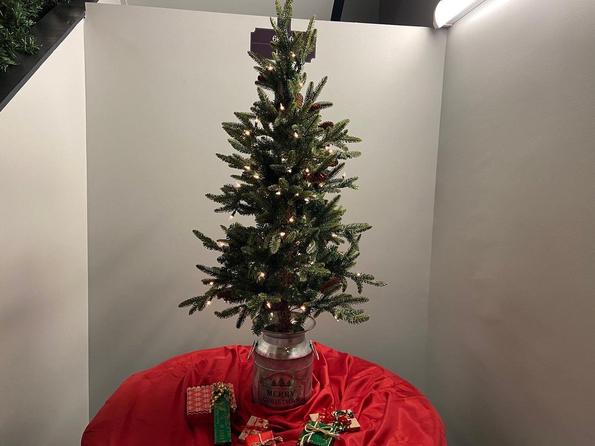 thewonbroadway's tweet photo. We are ready for Christmas at The W 🎄🎅🏼 It’s getting cold, and snow is in the forecast. Oh what fun in Paducah! https://t.co/ckA2Oe66mz