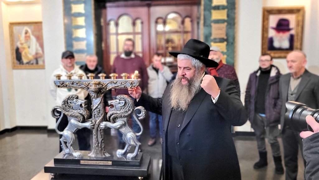 Russiaconflict's tweet photo. Chief Rabbi of Ukraine Moshe Asman lit up the 1st candle of the menorah today in Kyiv's Central Synagogue.

But ukranians are natzis, ha?

#HappyHannukah https://t.co/uj0vEths9J