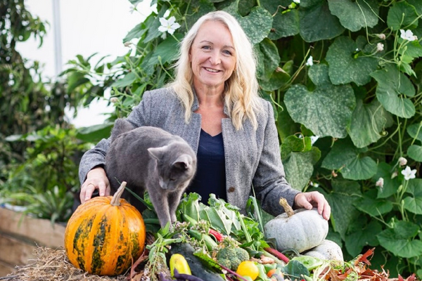 "At age 44, I was diagnosed with bowel cancer... emergency surgery to remove tumour &amp; 3 feet of my colon, waking from the 7 hour surgery with a colostomy bag.32 lymph nodes were also removed and I had shadows on my liver and lungs." bowelcancernz.org.nz/personal_stori…
*Photo credit to Stuff