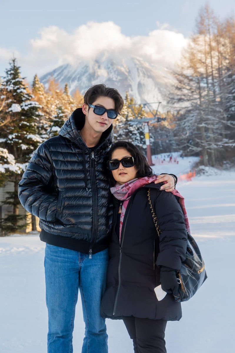 ppimpyyy's tweet photo. แค่เห็นน้องกับคุณแม่ได้ใช้เวลาด้วยกันก็มีความสุขได้แล้วเรา น้องได้พักผ่อนอยู่กับคุณแม่บ้าง ทริปนี้รูปสวยทุกรูปเลย ❄️🤍🌨

#Nekkogotojapan #Nekkocatfood #bbrightvc @bbrightvc https://t.co/GMXnz0RLZV