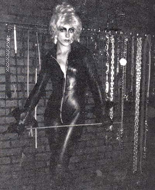 ForcedfemmeM's tweet photo. Would loke to have a higher quality shot of #WickedWanda O'Brien in her #leather #leathercatsuit #VintageFetish #VintageFemdom https://t.co/zH4f6zq7w6