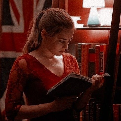 LaDeLosLunares1's tweet photo. "Hardin es como una droga. Cada vez que consumo la dosis más mínima de él ansío más y más. Absorbe mis pensamientos e invade mis sueños.
~ Tessa Young.
After📚🌷
#afterbook #libros #love #FYP #fypシ https://t.co/Z5Jitgc8g1