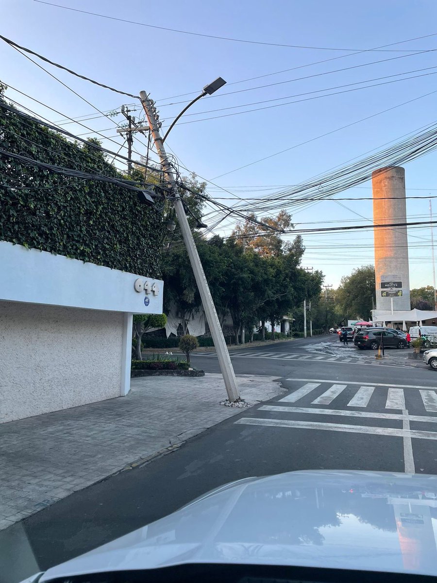 Hay un poste de luz de <a href="/CFEmx/">CFEmx</a> a punto de caerse en la esquina de Crater y Lluvia en la colonia Jardines de Pedregal. <a href="/CFE_Contigo/">CFE_Contigo</a> urge su reparación.