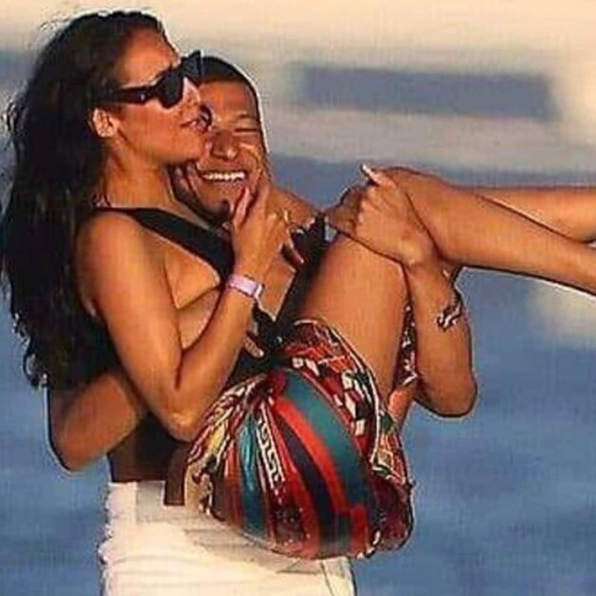 Cada uno festeja con el travesaño que puede