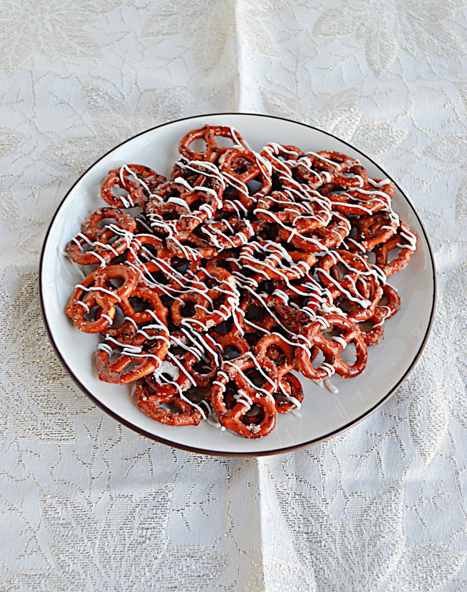 HezziD's tweet photo. Cinnamon Sugar Pretzels are an easy to make snack recipe!  Sweet and crunchy cinnamon pretzels are drizzled with white chocolate and make a great snack or homemade food gift.
#pretzels #dessert #snack #holidays 
https://t.co/lrU6Ly8ReL https://t.co/NfO7px56eY