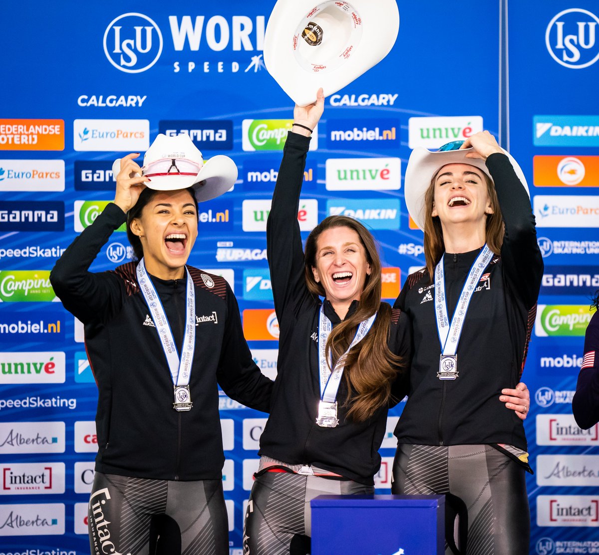TeamCanada's tweet photo. It was a 7️⃣ medal weekend for #TeamCanada on home ice at the Calgary Olympic Oval 🤠

@IvanieB was responsible for three of those! 🐐

Skate into the details ➡️ https://t.co/rfQdhugdtX

📸 Dave Holland/Speed Skating Canada https://t.co/v93LAltlHr